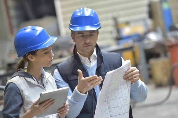 Ingenieure in einer Industrie Halle mit Anleitung